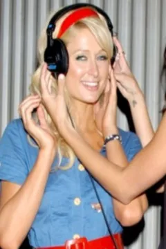 David Guetta peut trembler Paris Hilton arrive...