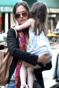 Katie Holmes ne quitte plus sa fille! 