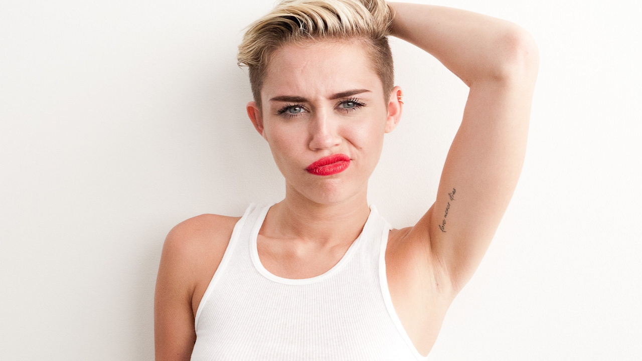 Miley Cyrus Pose Enti Rement Nue Pour V Magazine