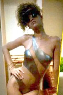 Rihanna agite le web …