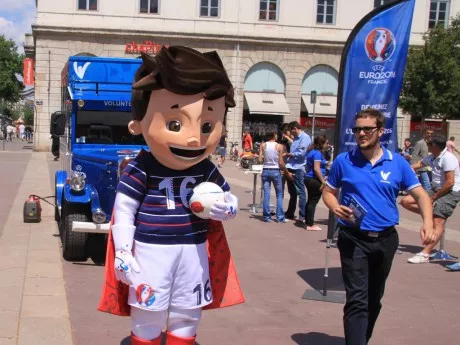 Le trophée de l’Euro 2016 présenté à Lyon début juin