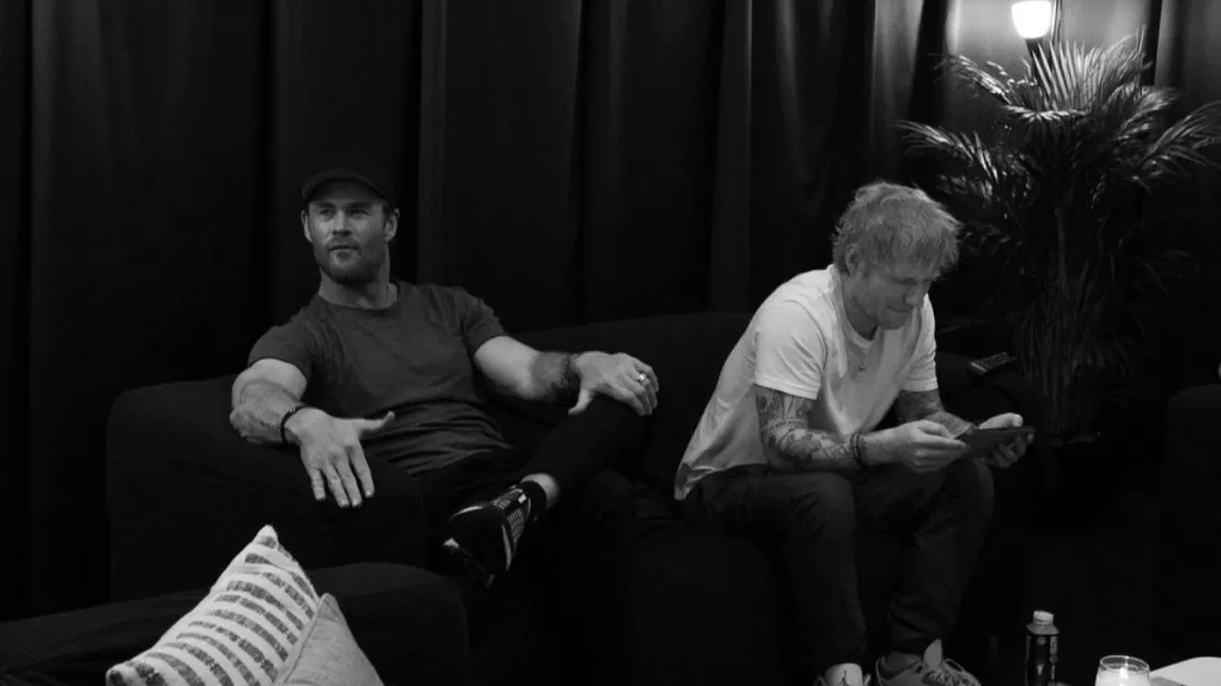 Ed Sheeran invite Chris Hemsworth (Thor) à jouer de la batterie en plein concert !