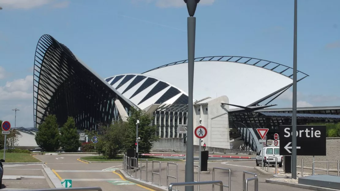 Les démineurs interviennent à l'aéroport de Lyon-Saint Exupéry pour une odeur suspecte dans une valise