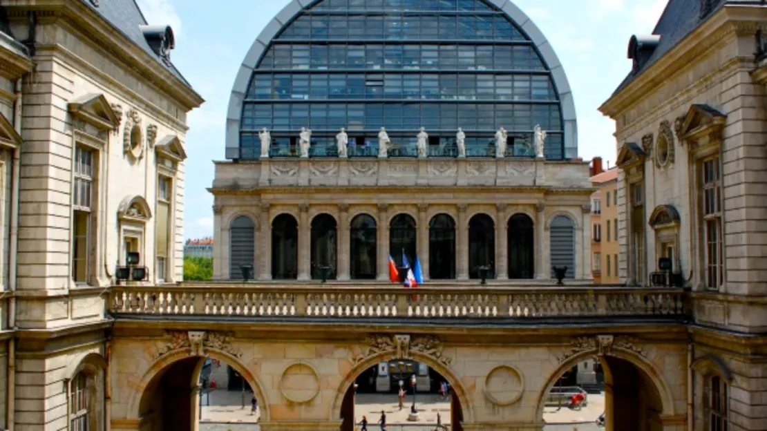 Manifestation devant l'Opéra de Lyon ce mercredi soir