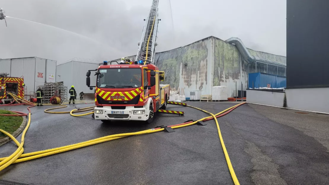 Rhône : un incendie dans une usine mobilise 90 pompiers