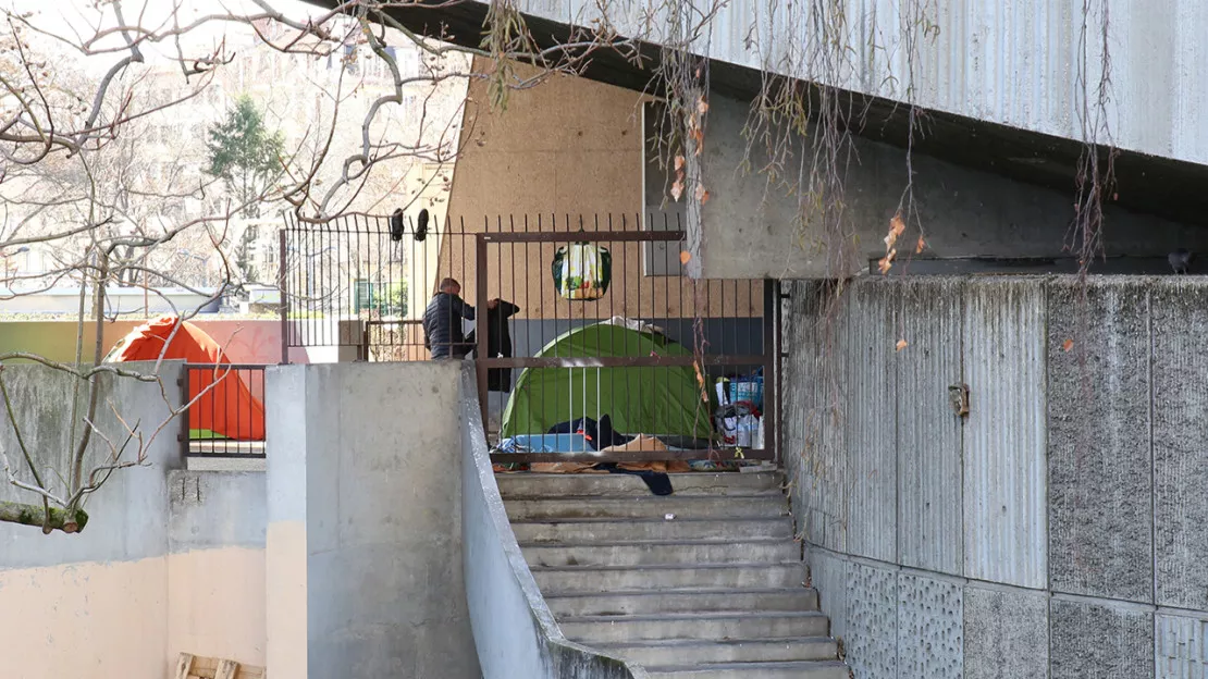 Un bébé de 11 jours remis à la rue à Lyon : le Samu social tire la sonnette d'alarme