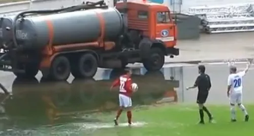 Un corner sur un terrain inondé au Kazakhstan