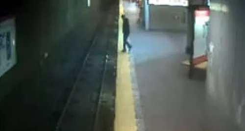 Une femme somnambule tombe sur les rails du métro (Vidéo)