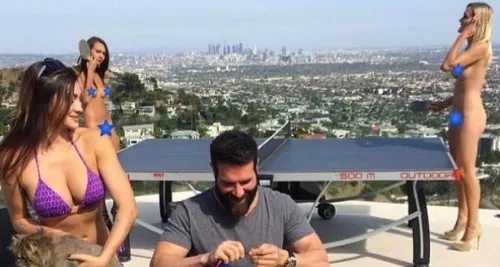 Quand le millionnaire Dan Bilzerian lance une fille du haut de son toit