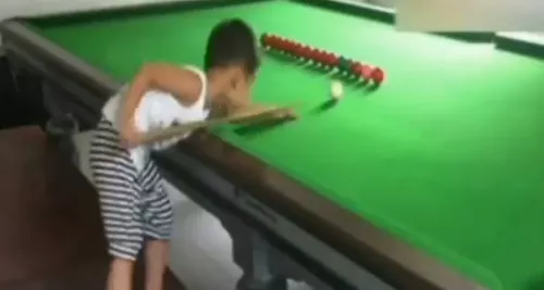 3 ans et déjà pro du billard