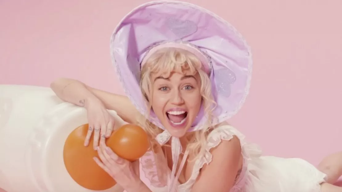 Miley Cyrus retombe en enfance dans "BB Talk" !