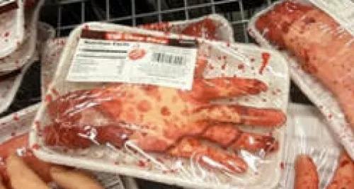 Pour Halloween, des supermarchés vendent des faux membres humains au rayon viande (vidéo)